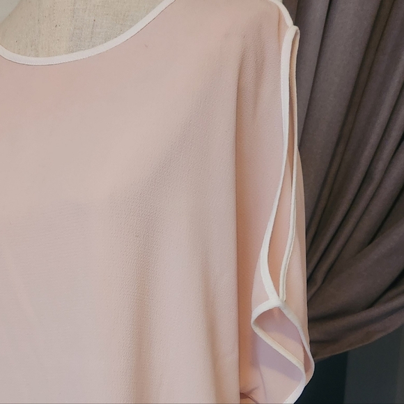 Vince Camuto Blouse ๐ - Picture 6 of 9